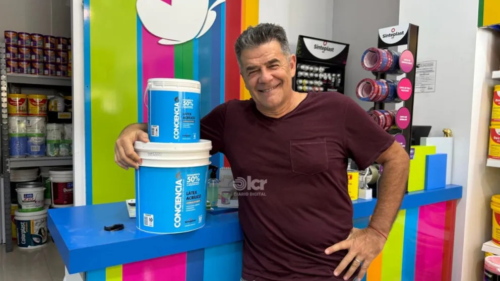 Julián Weich visitó de manera sorpresiva Villa Regina para fomentar productos solidarios. (Fotos Celeste Cerezuela)