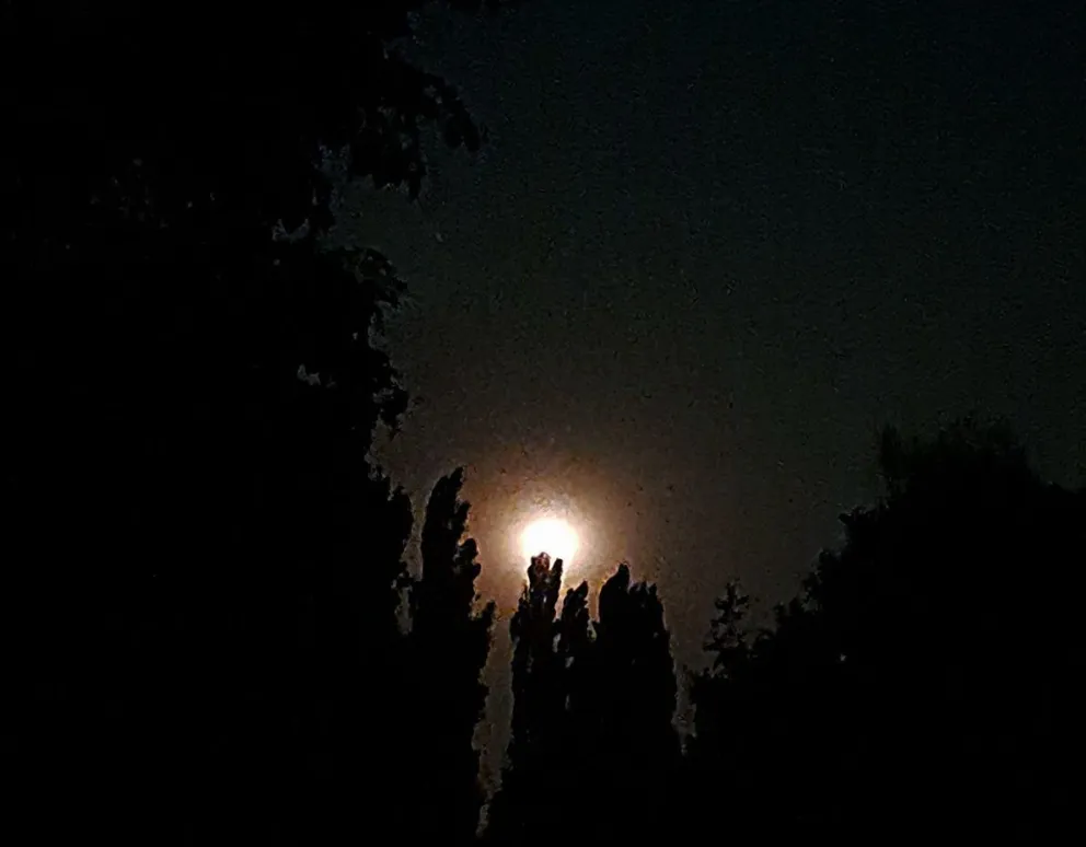 La luna se veía rojiza en todo el Valle. En la zona de chacras se notaba más. Foto (Silvio Rodríguez, Regina).