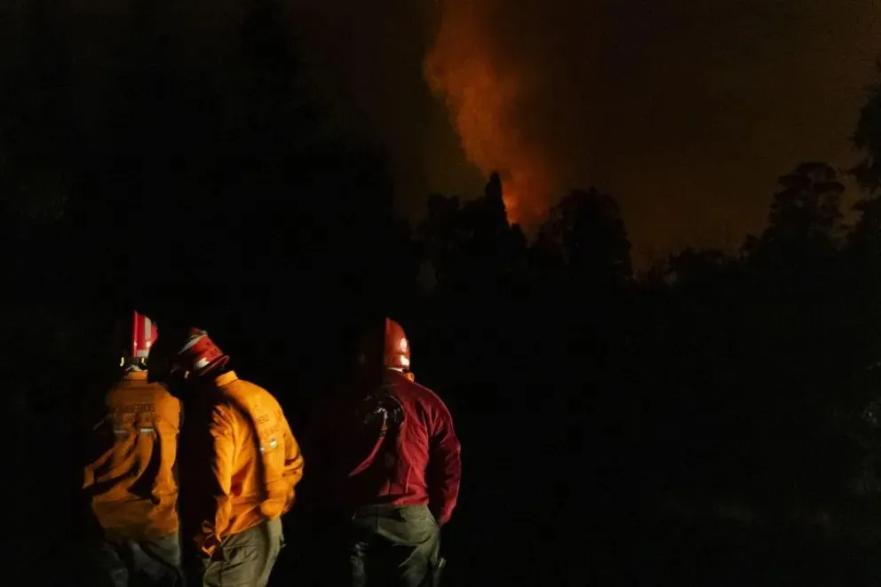 Las lenguas del fuego se hicieron visible desde la costa del río Azul, en la Loma del Medio. Foto (Eugenia Neme)