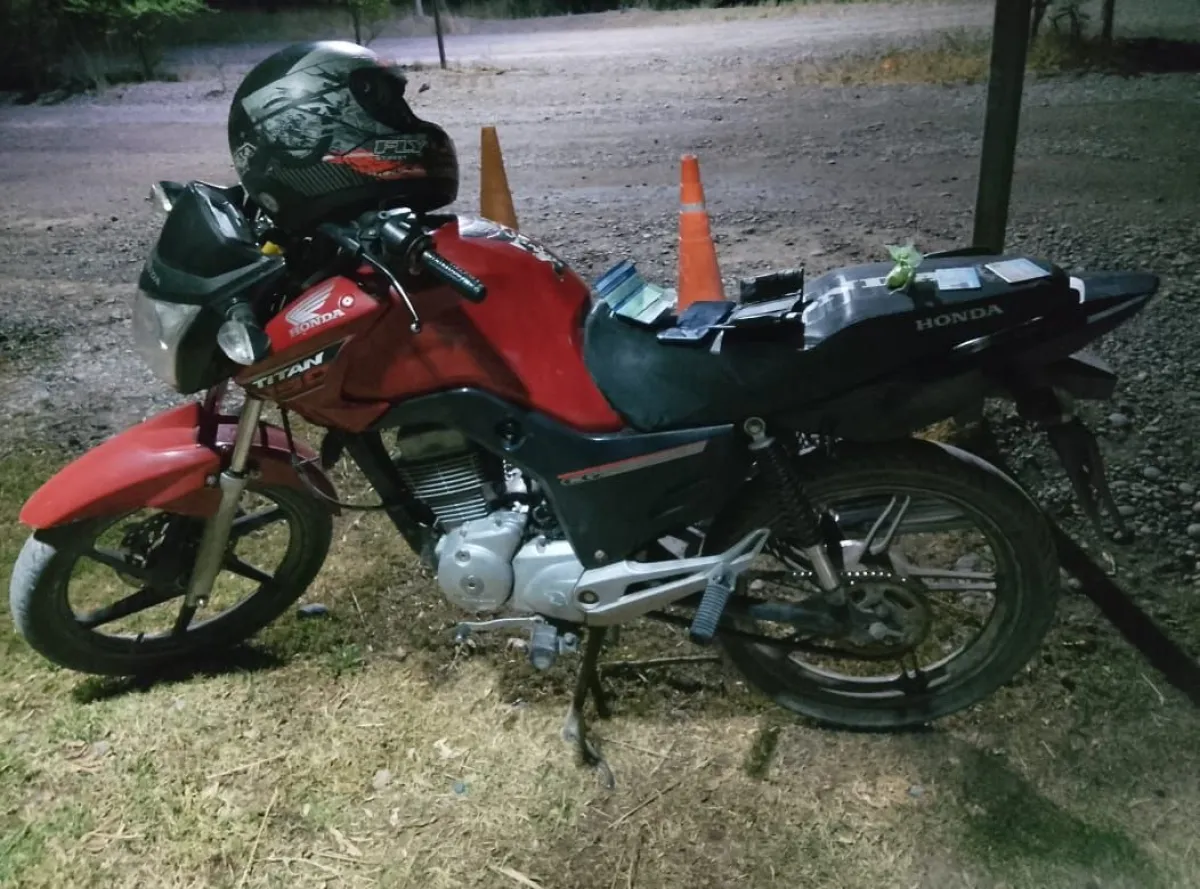 En la moto circulaban dos sujetos con domicilio en Chichinales.