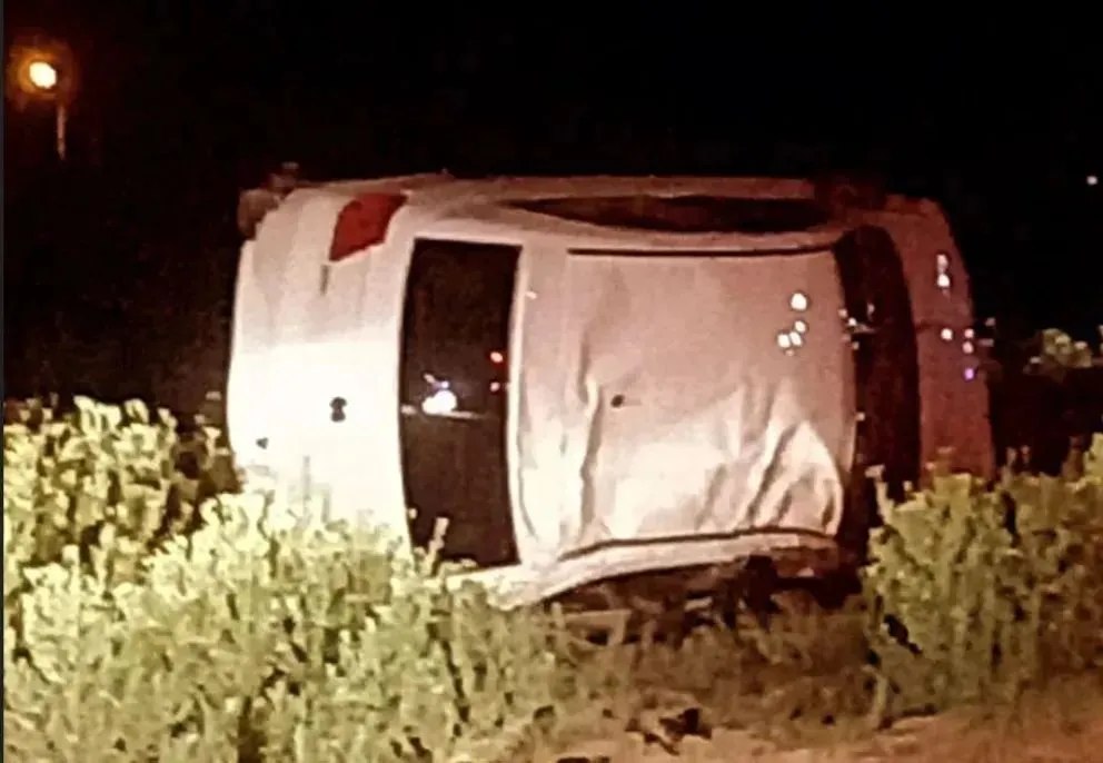    Luego de un raid a alta velocidad, el menor emprendi&oacute; un recorrido por el Acceso Sur y termin&oacute; volcando. Foto: gentileza Miguel Su&aacute;rez.
