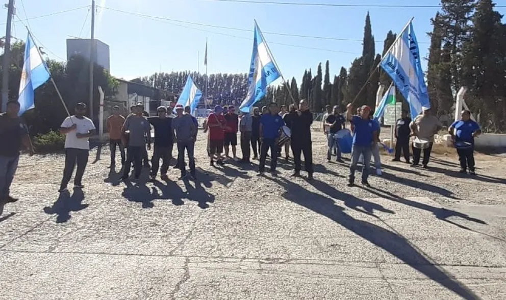 Trabajadores de frigoríficos manifestaron hoy en las puertas de la Aduana en Villa Regina. (Foto gentileza)