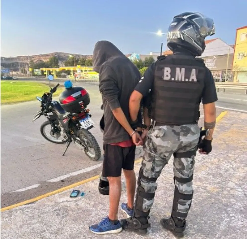 El sujeto registraba un pedido de captura por parte de la justicia local (Foto Policía RN).