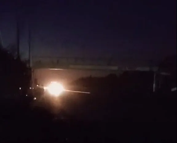 As&iacute; se ve&iacute;a anoche mientras se aguardaba a los bomberos. 