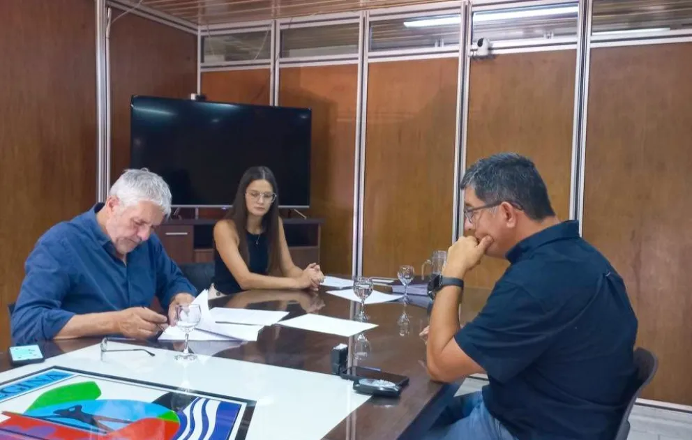 El intendente Luis Albrieu firmó el contrato de obra para la construcción del pavimento flexible. (Foto gentileza)