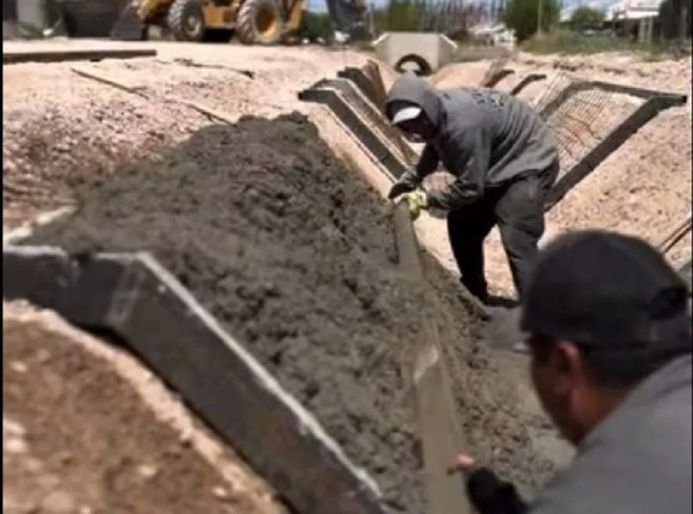 El municipio de Godoy construye paños de hormigón en un desagüe pluvial. (Foto gentileza)