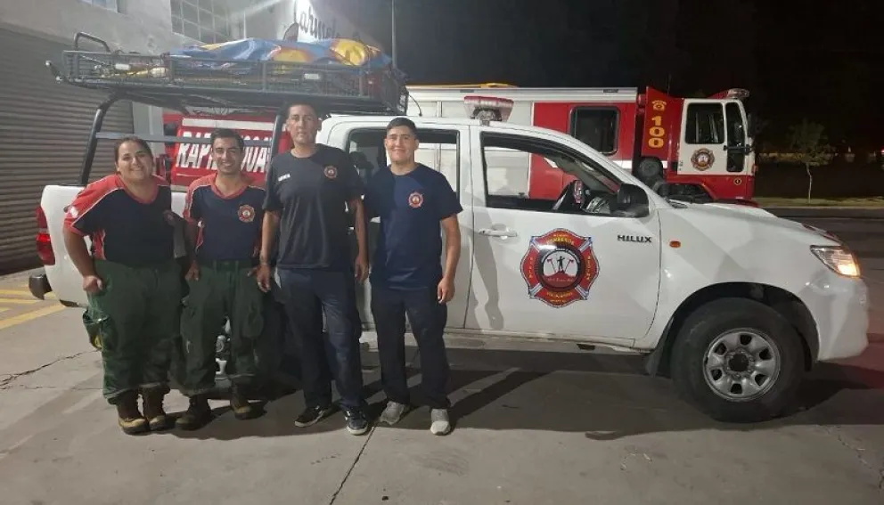 Los cuatro bomberos de Regina viajaron a Aluminé por los incendios en el Parque Nacional Lanín. (Foto gentileza)