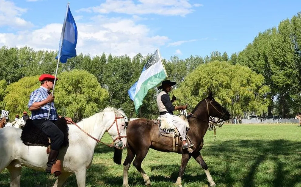 El desfile ecuestre dio apertura oficial a la Fiesta Provincial del Gaucho. (Fotos Celeste Cerezuela)