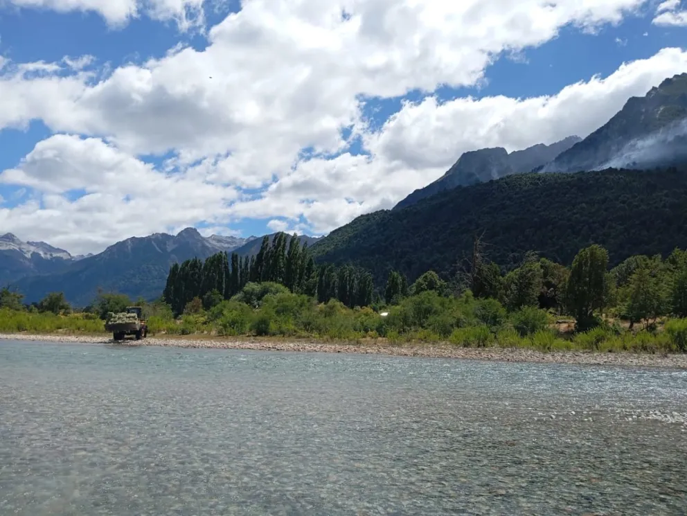 Combatientes continúan trabajando en terrenos de difícil acceso para reforzar las líneas de control
