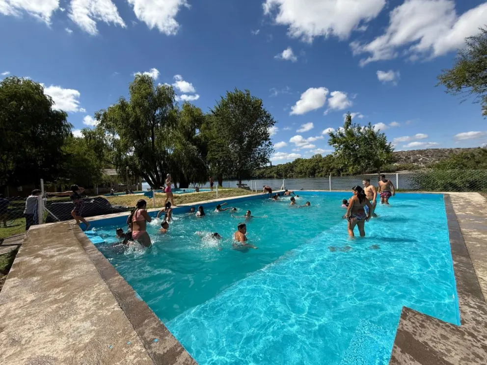 Este año las colonias se trasladaron del cauce del río Negro al Náutico.  