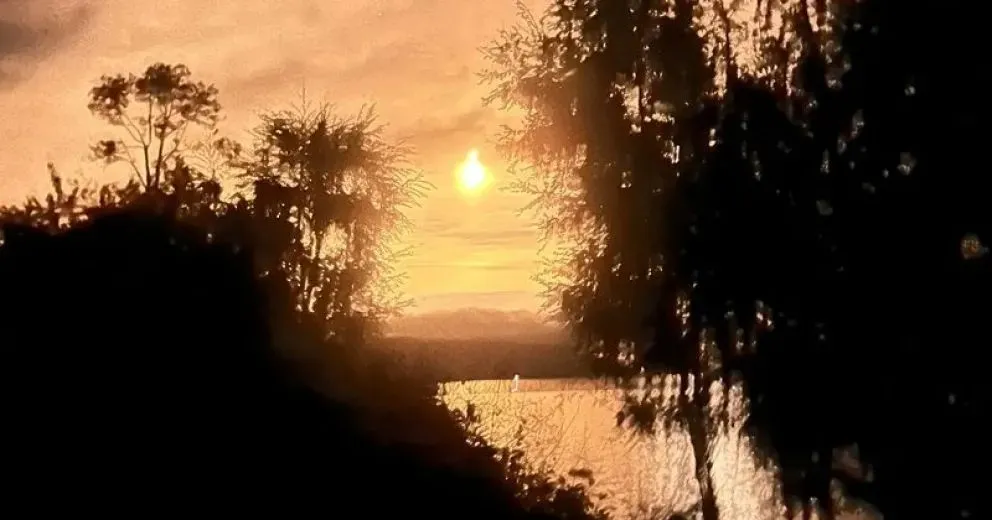 Una de las fotografías del Nahuel Huapi iluminado anoche.