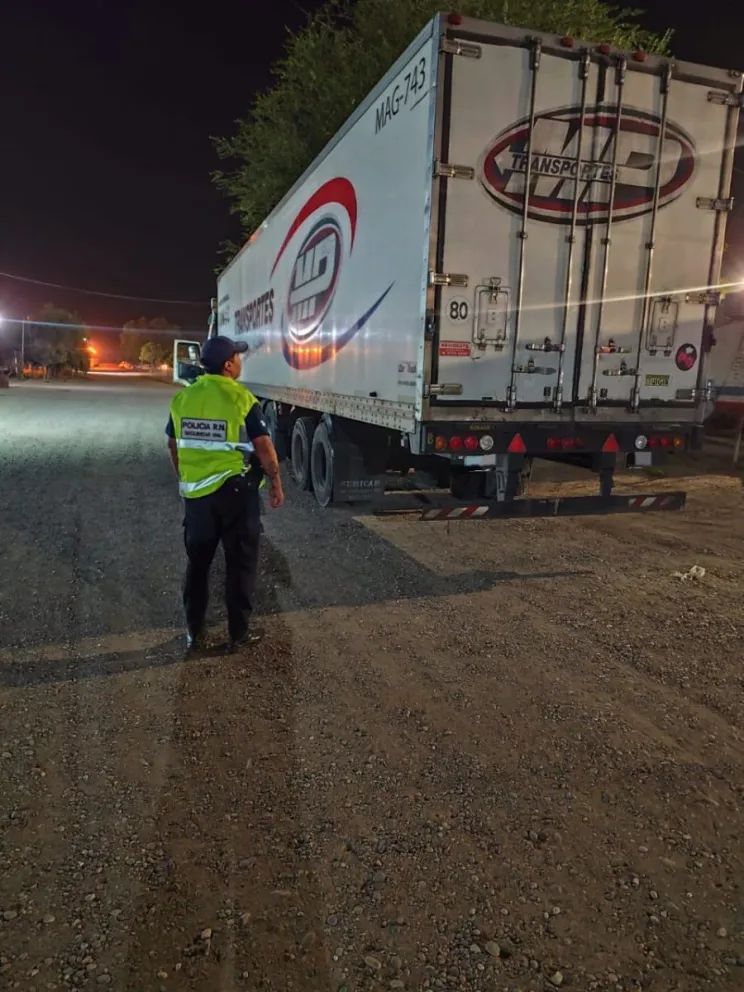 La persecución se extendió a la zona urbana de Regina. Se retuvo el camión y la licencia. 