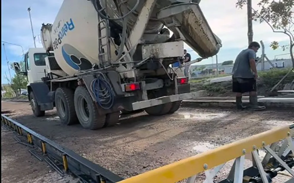 Comenzó a construirse el pavimento de hormigón en calles de Godoy. (Foto gentileza)