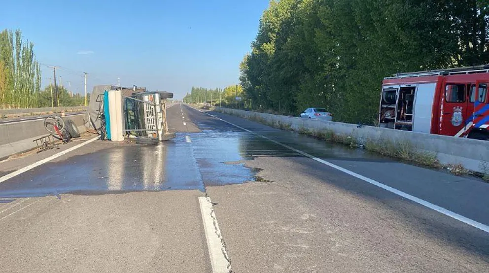 El autovuelco se produjo en el Km 1147, alrededor de las 18 horas y el tránsito se liberó cerca de las 22.