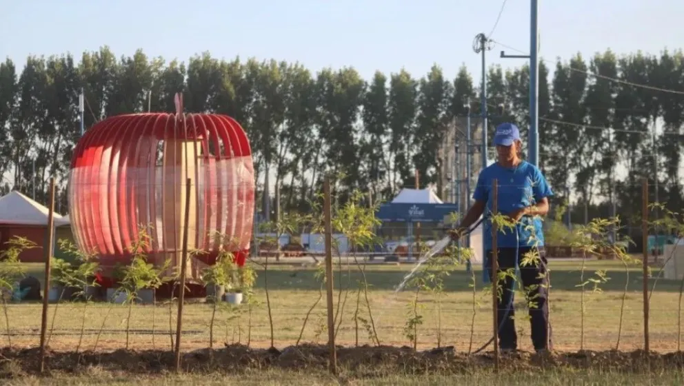 Personal municipal trabaja en los detalles para dejar el predio listo para este fin de semana (Fotos: Tania Domenicucci)