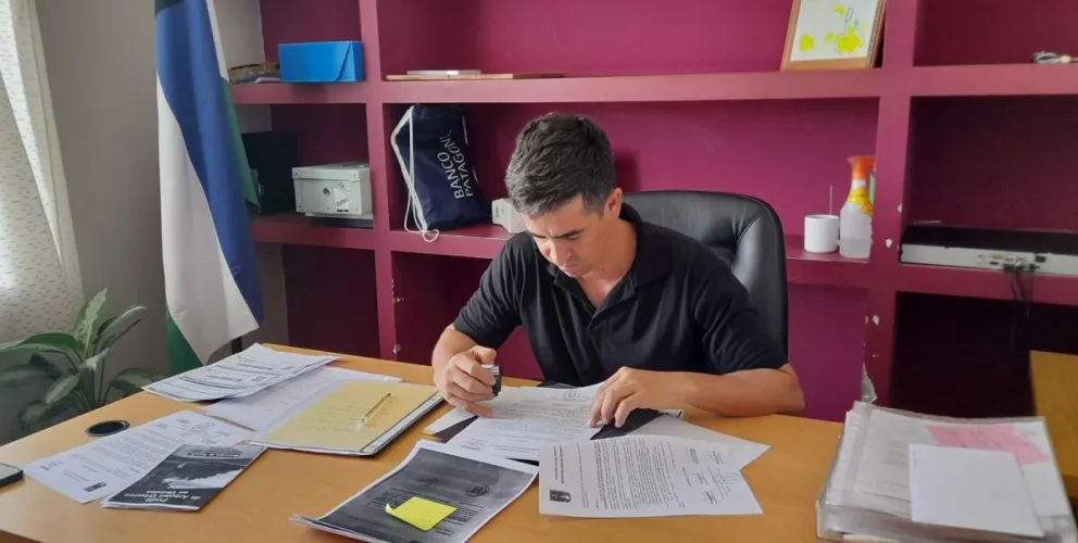 El jefe comunal acompaña la demanda del gobernador Weretilneck para intimar a las empresas responsables de la obra de Vaca Muerta Sur.