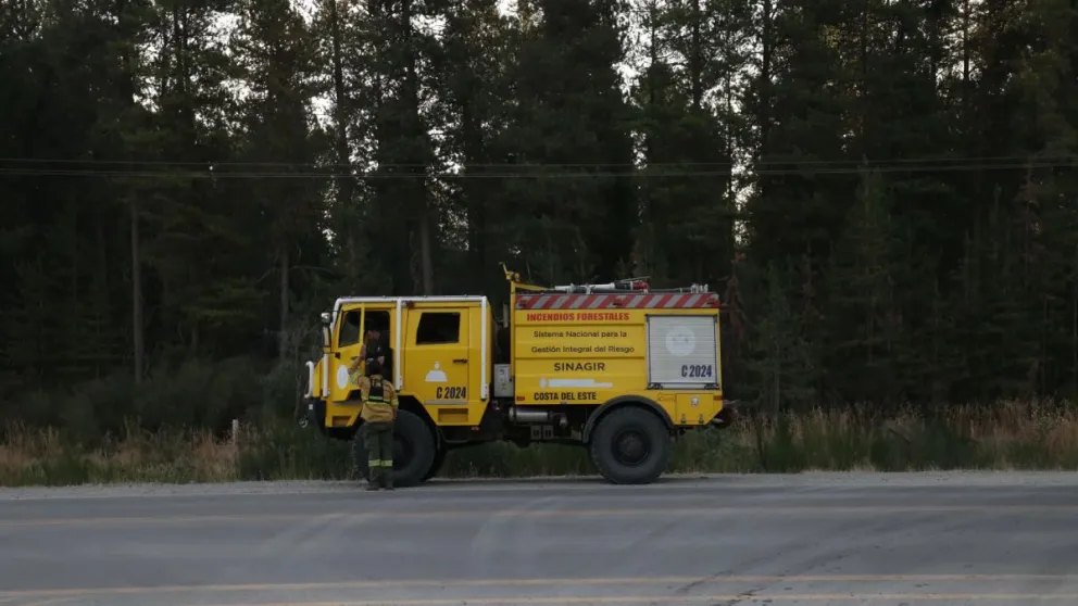 Una unidad móvil del SPLIF, alerta en el perímetro del incendio. Foto: Rafael Alvian/Gobierno de Río Negro.