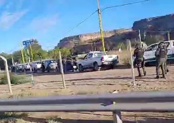 Hasta hace instantes Gendarmería Nacional estaba concentrada en uno de los accesos a Regina.