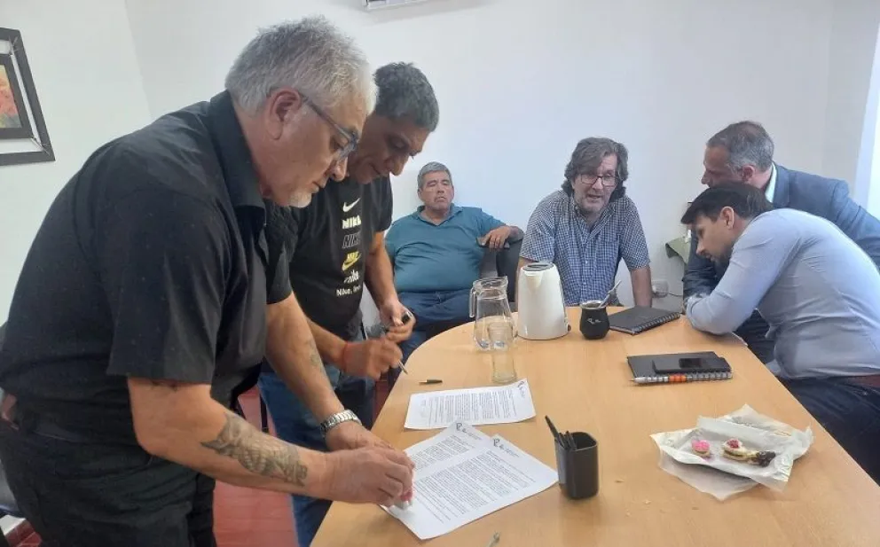 En la Secretaría de Trabajo de Cipolletti se cerró el acuerdo por la contratación de mano de obra local. (Foto gentileza)