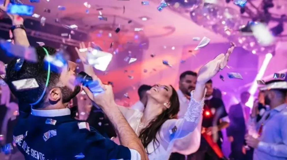 De la alegría al escrache. Al terminar la fiesta, los recién casados reclamaron al responsable del catering y luego esas imágenes se viralizaron. Ahora, los demandan por la afectación de derechos. Foto ilustrativa Cipo360)