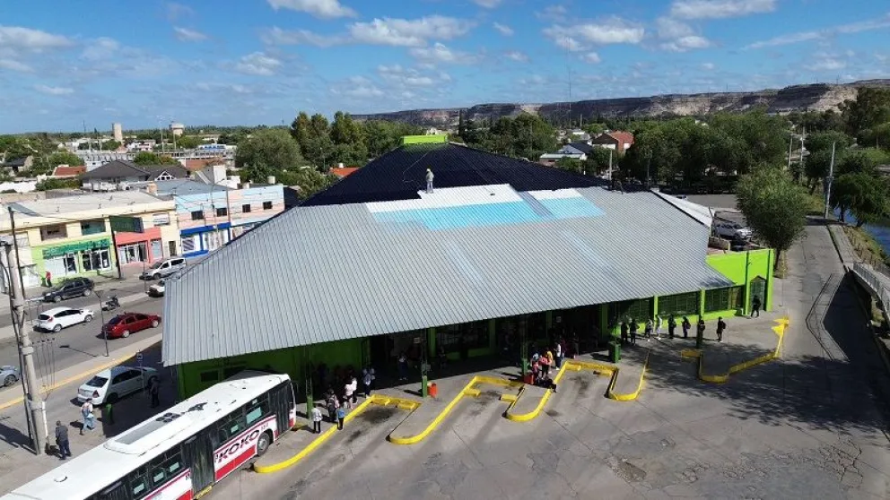 Se colocó pintura en los techos del edificio de la terminal de colectivos local. (Foto gentileza)
