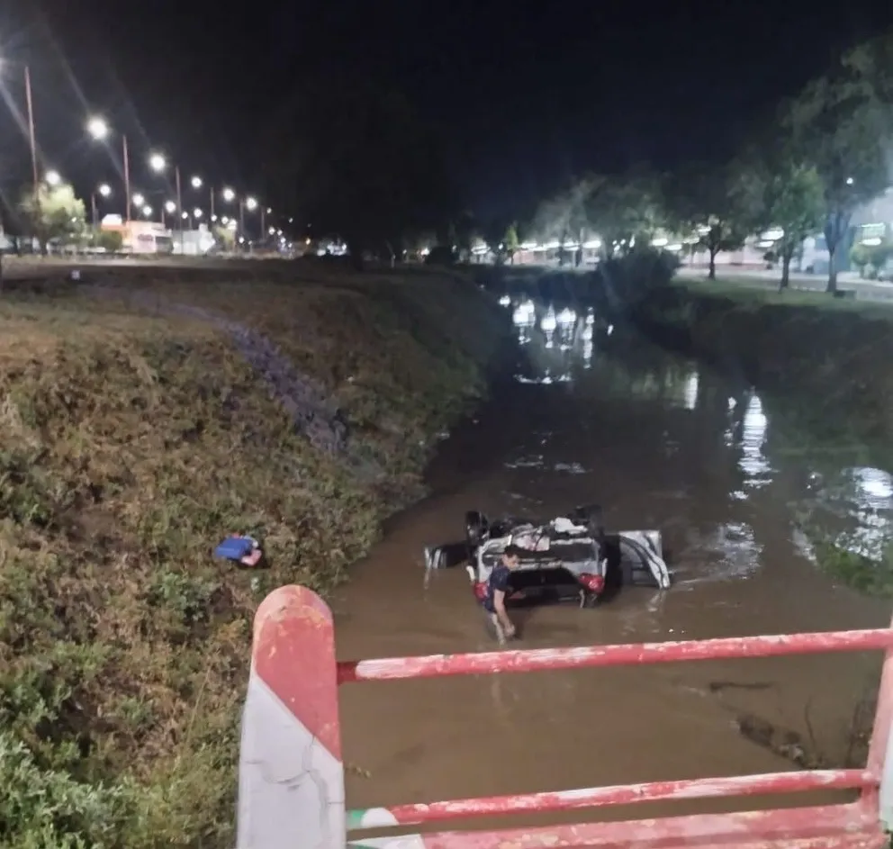 El vuelco ocurrió alrededor de las 2,30 horas. Los ocupantes habrían salido por sus propios medios (foto gentileza).
