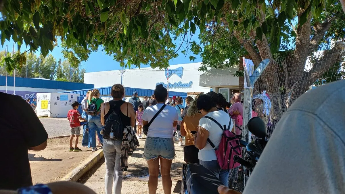 Durante la manifestaci&oacute;n se pegaron carteles para pedir derechos laborales y seguridad en el trabajo.