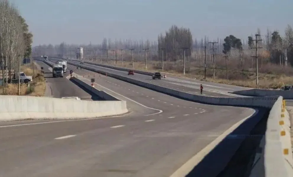 En uno de los hechos dos vehículos chocaron contra el new jersey en Tres Puentes (foto archivo).