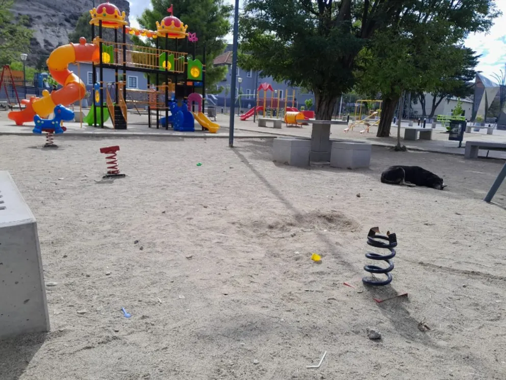 Dos de los juegos de resorte están sin los caballitos para ser montados. 