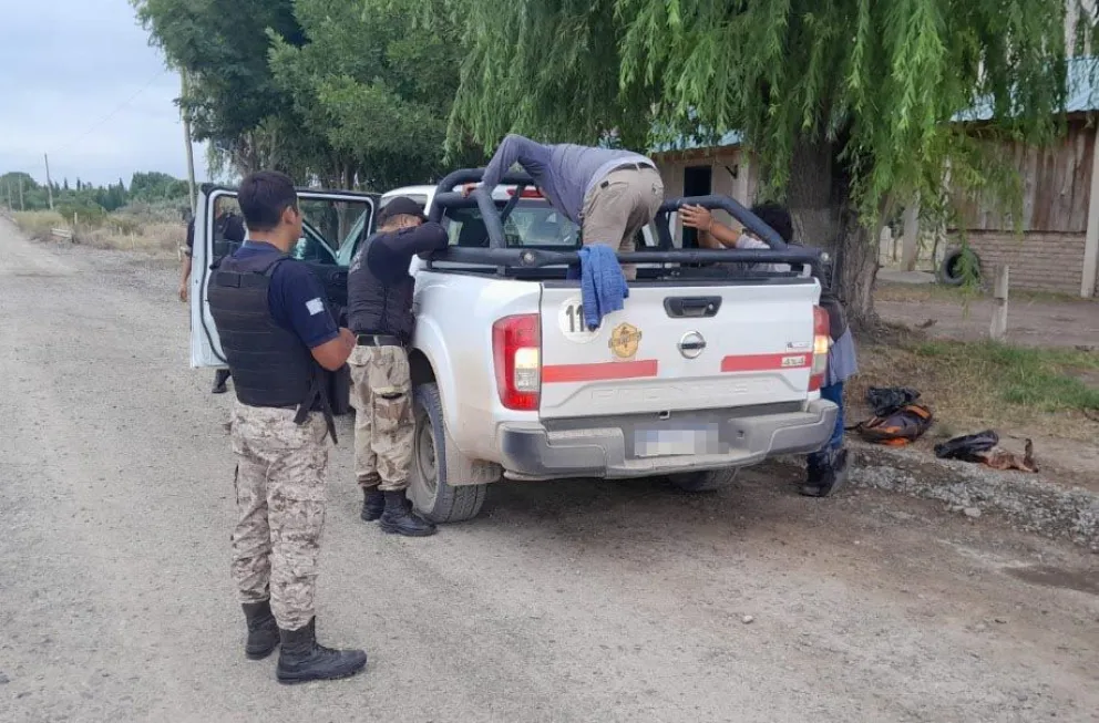 En la Nissan viajaban dos personas oriundas de Roca (Foto Polic&iacute;a RN).