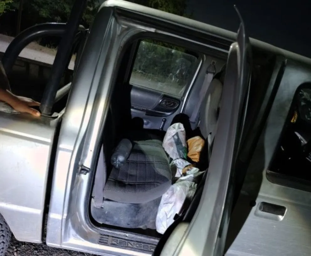 Al no detener la marcha en el acceso al puente de Valle Azul la policía siguió a la camioneta hasta Chichinales. 