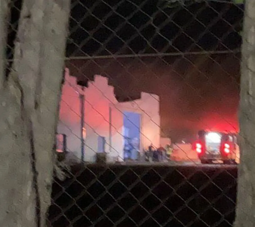 El fuego afectó un sector del depósito de plaguicidas (Foto gentileza Facundo).