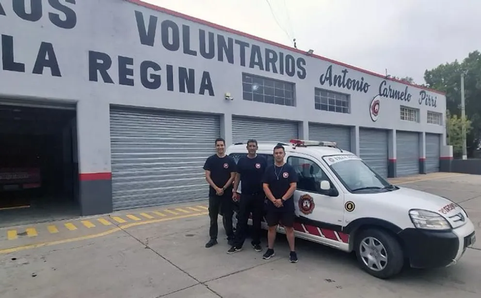 La última dotación de bomberos que viajó el viernes hacia Aluminé, ya está retornado hacia Villa Regina. (Foto gentileza)