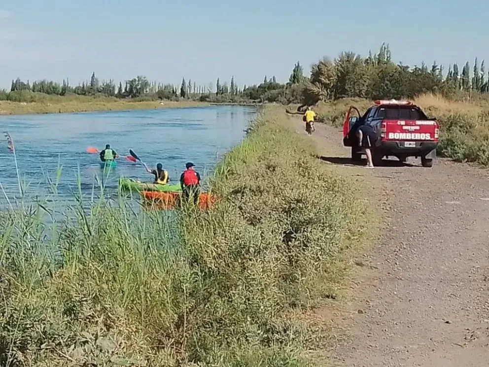 La policía está tratando de identificar al cadáver que apareció flotando en el canal principal. Sospechan que puede ser el de la mujer desaparecida. Foto: gentileza.