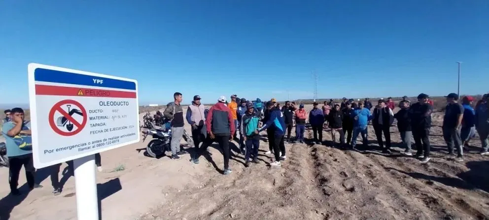 Los desocupados están en el ingreso a los obradores de la empresa AESA.