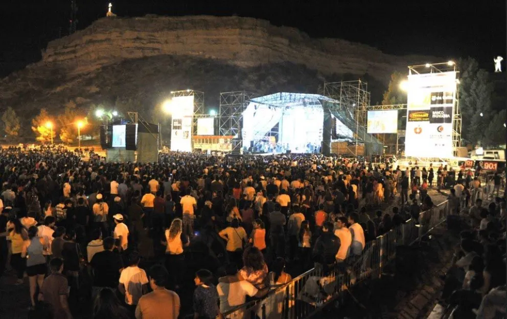 Entre 2011 y 2015 se montaba un escenario sobre el estacionamiento del anfiteatro (foto archivo).&nbsp;