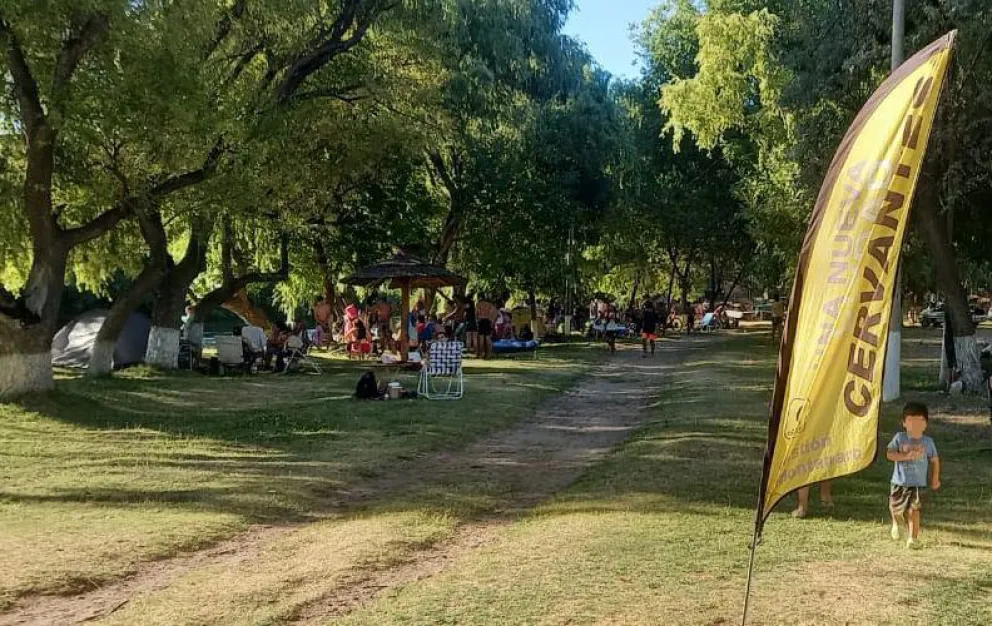 Los jóvenes fueron aprehendidos tras provocar destrozos en los baños del balneario municipal. (Foto gentileza)