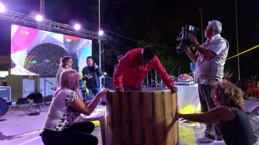 Tras pisar la uva por más de 3 minutos, Emiliano fue uno de los dos ganadores. 