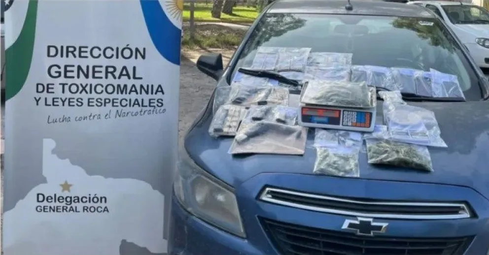 En el auto escondían armas y balas.