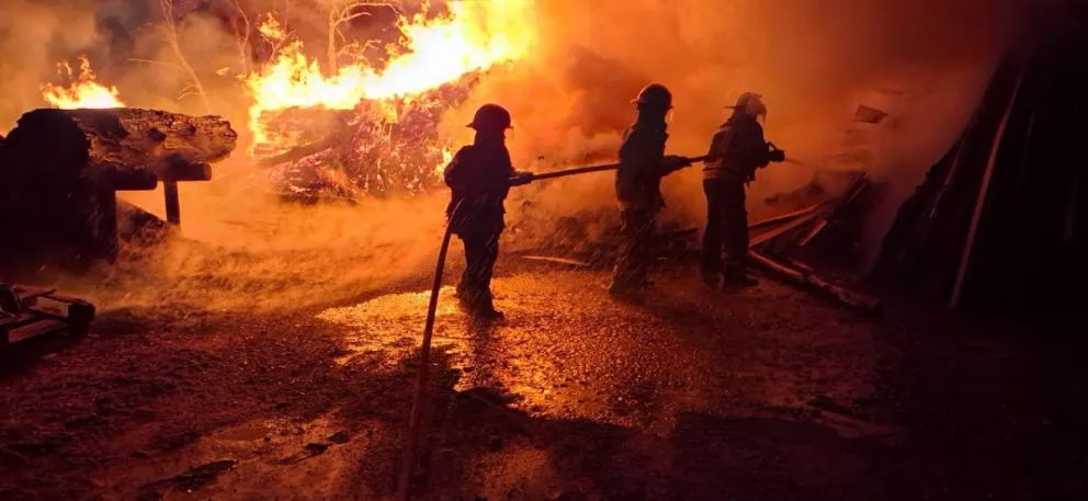 El incendio comenzó a las 4 y los siete dotaciones siguen trabajando en el lugar. 