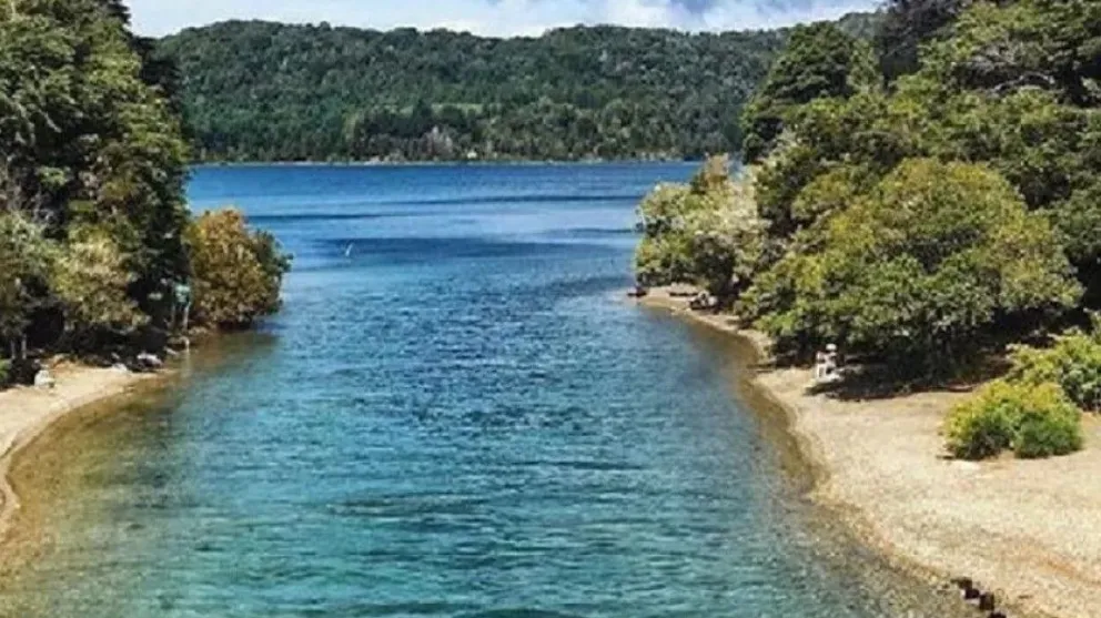 La mujer se sumergió con los equipos técnicos necesarios.