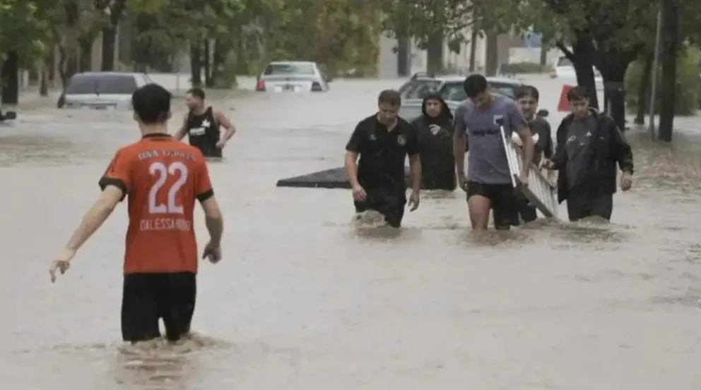 En el Cuartel de Bomberos Voluntarios de Chichinales, reciben las donaciones. (Foto archivo)