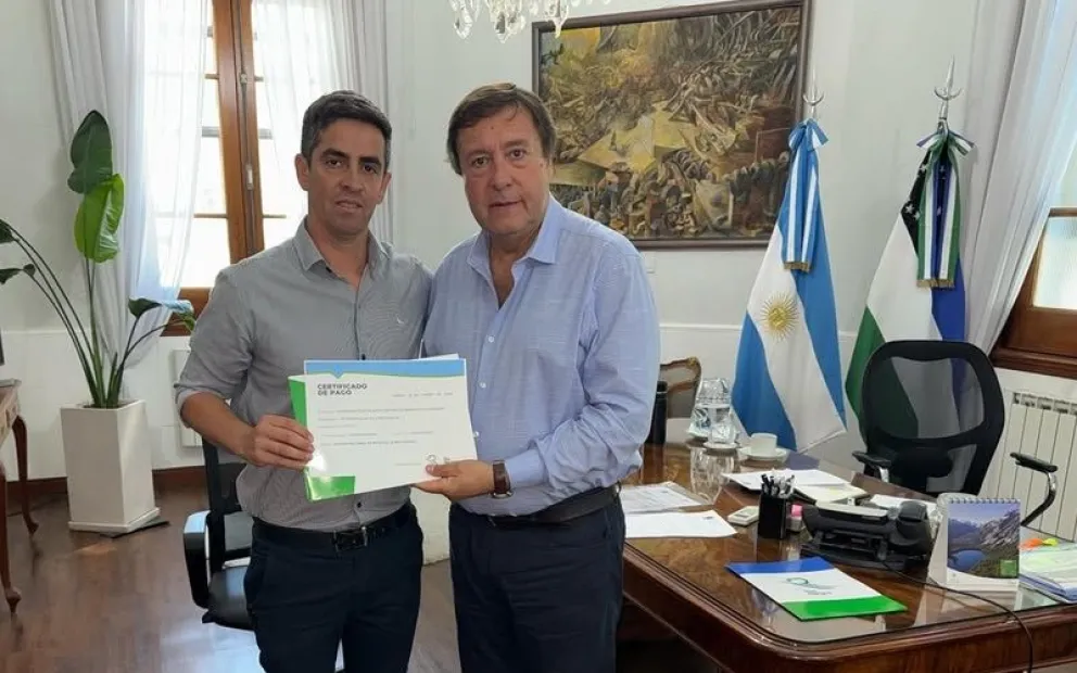 Weretilneck entregó al intendente Lucas González otro aporte para obras en Chichinales. (Foto gentileza)