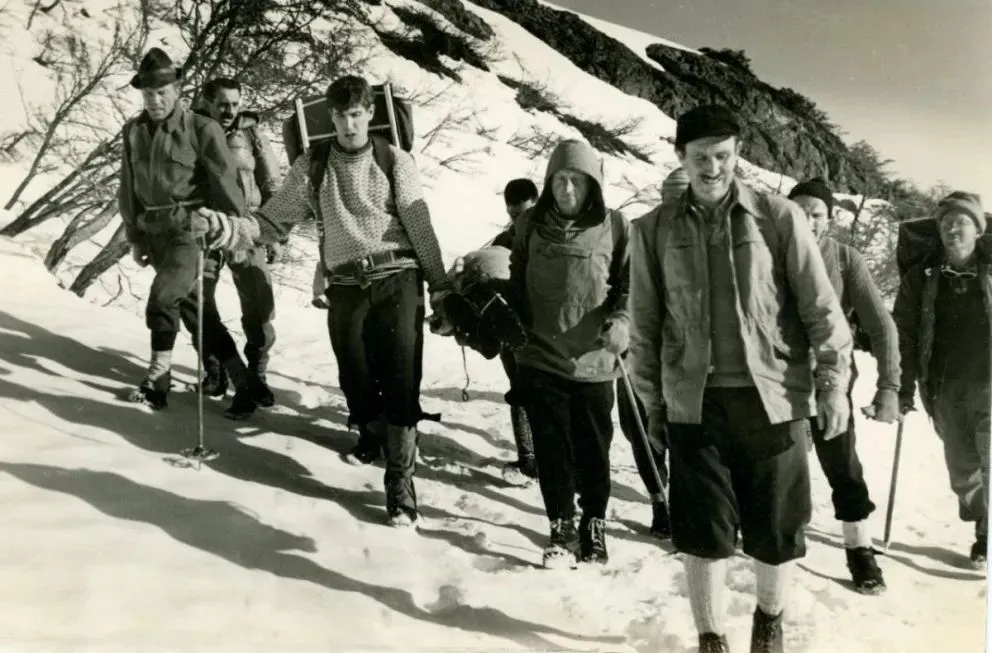 No se pudo precisar, pero probablemente este fuera el grupo de la CAX que ubicó el cadáver porque no hubo otro rescate en cerro López ese verano. En el centro con capucha, Vojko Arko. Gentileza: Toncek Arko.