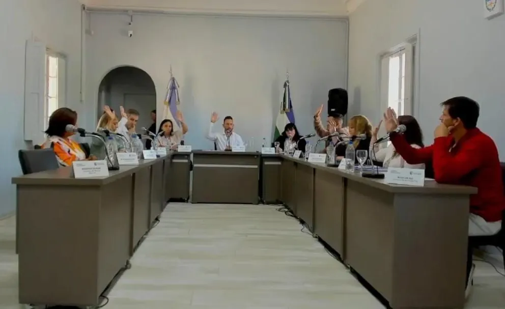 Debido a la ausencia del concejal Rodrigo Duran y la posición de Paillapi, hubo 8 votos a favor. 