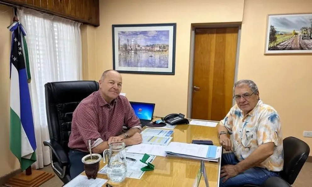 Raúl Grun, titular de Vialidad Rionegrina recibió en Viedma al intendente de Mainqué, Miguel Petricio. (Foto gentileza)