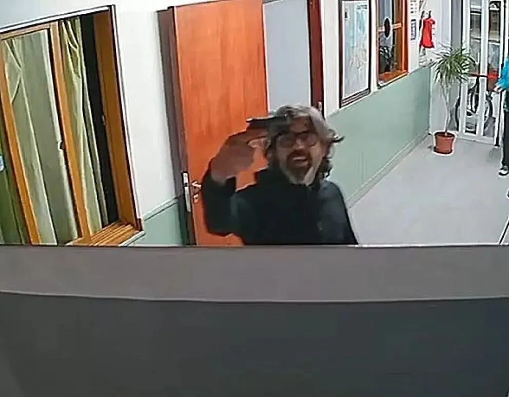 La imagen del concejal con el arma.