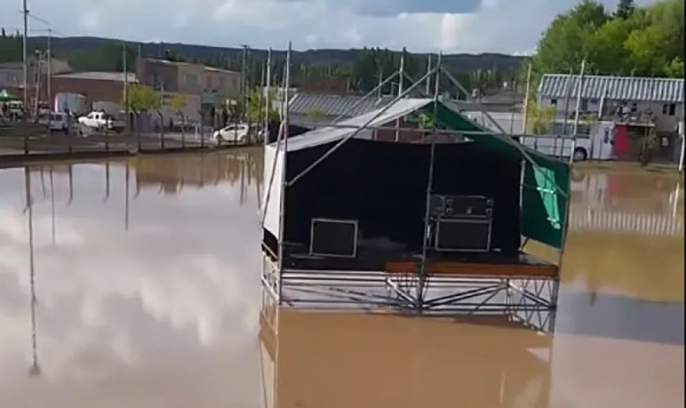 El agua impide el ingreso de los camiones para comenzar a desarmar el escenario (foto gentileza).