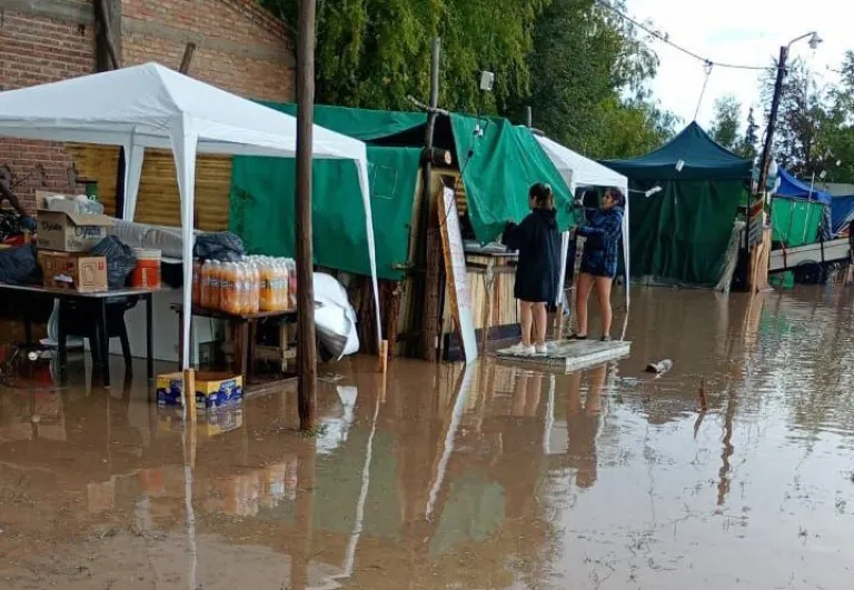 Durante la noche del s&aacute;bado y madrugada del domingo hubo feriantes que durmieron en el polideportivo. 