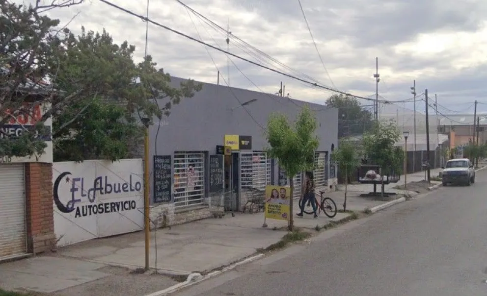 Frente al comercio, en pleno centro de Cervantes, tres hombres dirimieron diferencias a balazos. (Foto Google Maps)